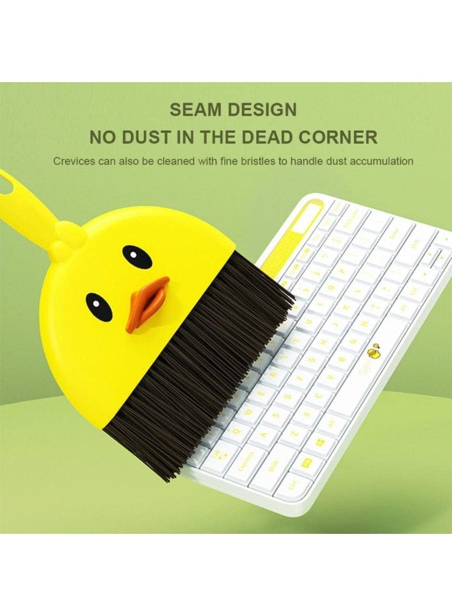 مكنسبة و جاروف صغير بلاستيك يدوية بشعيرات ناعمة قطعة فنية لتنظيف لوحة المفاتيح برسوم كرتونية وسطح المكتب ومن أدوات المطبخ والمكتب والسيارة ومخلفات الحيوانات الأليفة - جاروف ميني شكل بطوط -جاروف لتنظيف كيبورد الاب توب - جاروف ميني لتنظيف السيارة -مقشة وجاروف صغير -مقشة وجاروف بتصميم صغير متعدد الاستخدامات، مقشة صغيرة بتصميم كرتوني على شكل بطة صفراء للاطفال لتنظيف سطح الترابيزة - Image 1